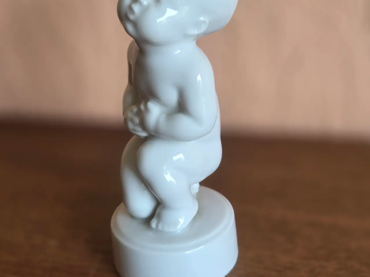 Billede 2 - Bing & Grøndahl hvid porcelænsfigur – Barn - 12cm