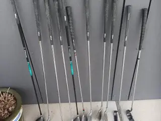 11 WILSON JERN GOLFKØLLER 2 BILLEDER AF KØLLERNE