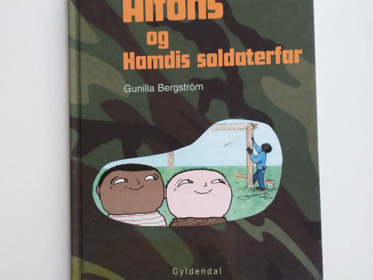 Billede 1 - Alfons og Hamdis soldaterfar. Af Gunilla Bergström