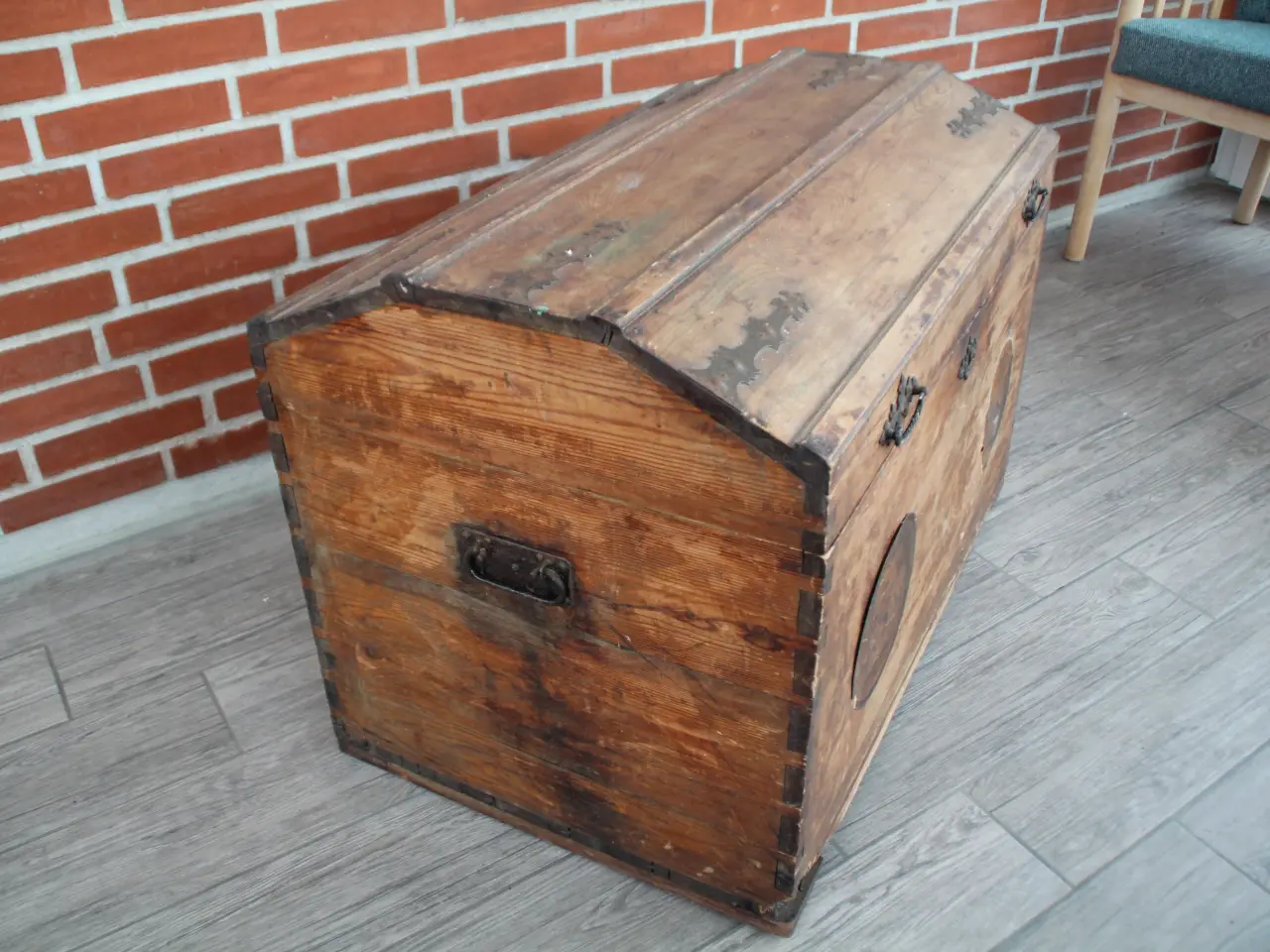 Billede 5 - Gammel kiste med hvælvet låg og patina.