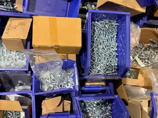 Diverse bolte nye i kasser