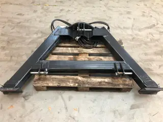 - - - KRAN STATIV MED HYDRAULISKE STØTTEBEN