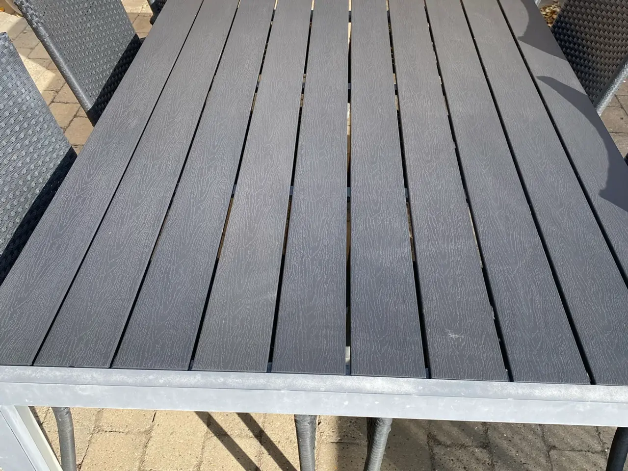 Billede 2 - Velholdt havebord med 6 stole