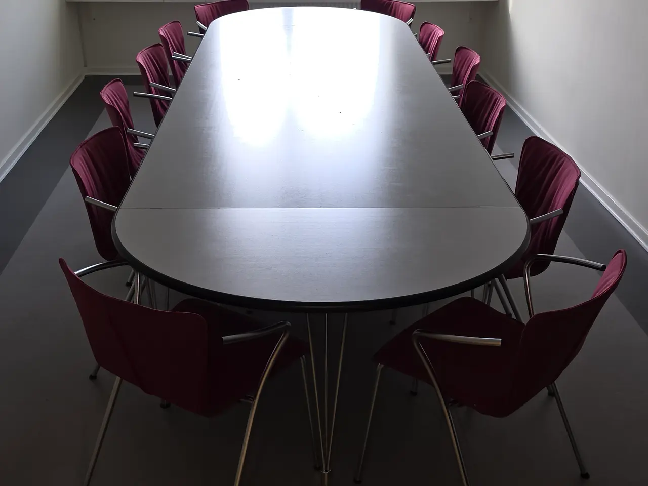 Billede 11 - Flyttesalg, Affaldsspand, skuffemøbler, mødebord