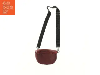 Rød bæltetaske med strop (str. 17x7x24 cm)