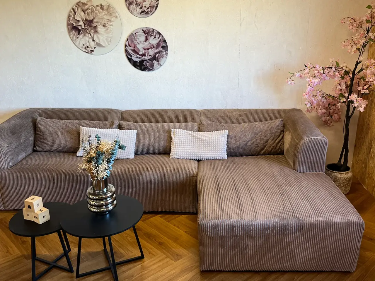 Billede 4 - Ny-renset mocca/brun karls sofa