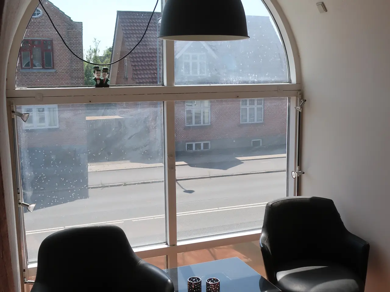 Billede 1 - 2 stk. loungestole, sidebord samt pendel