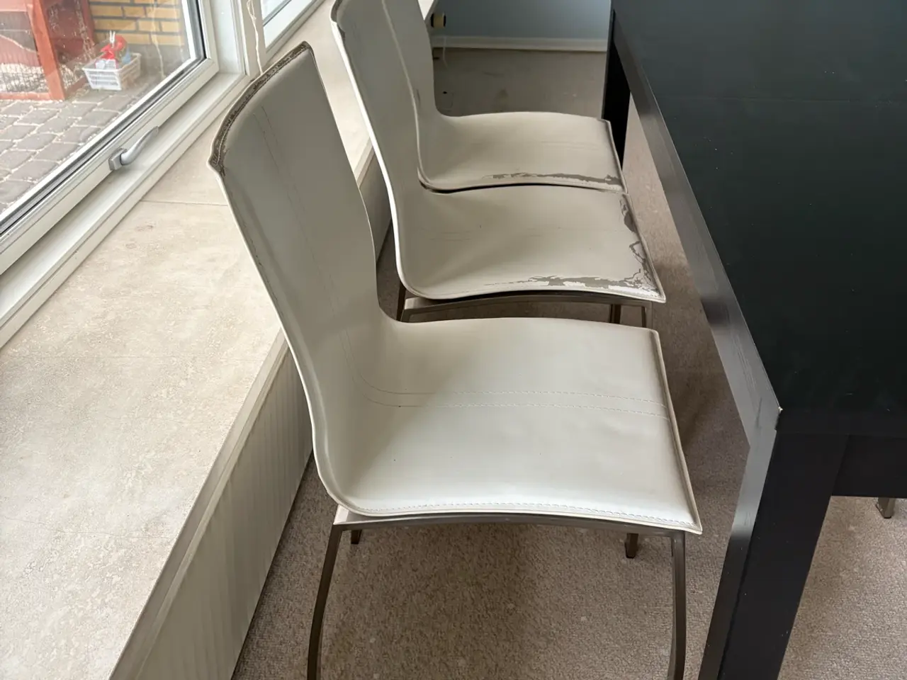 Billede 4 - Sort spisestuebord med tillægsplader/6 hvide stole