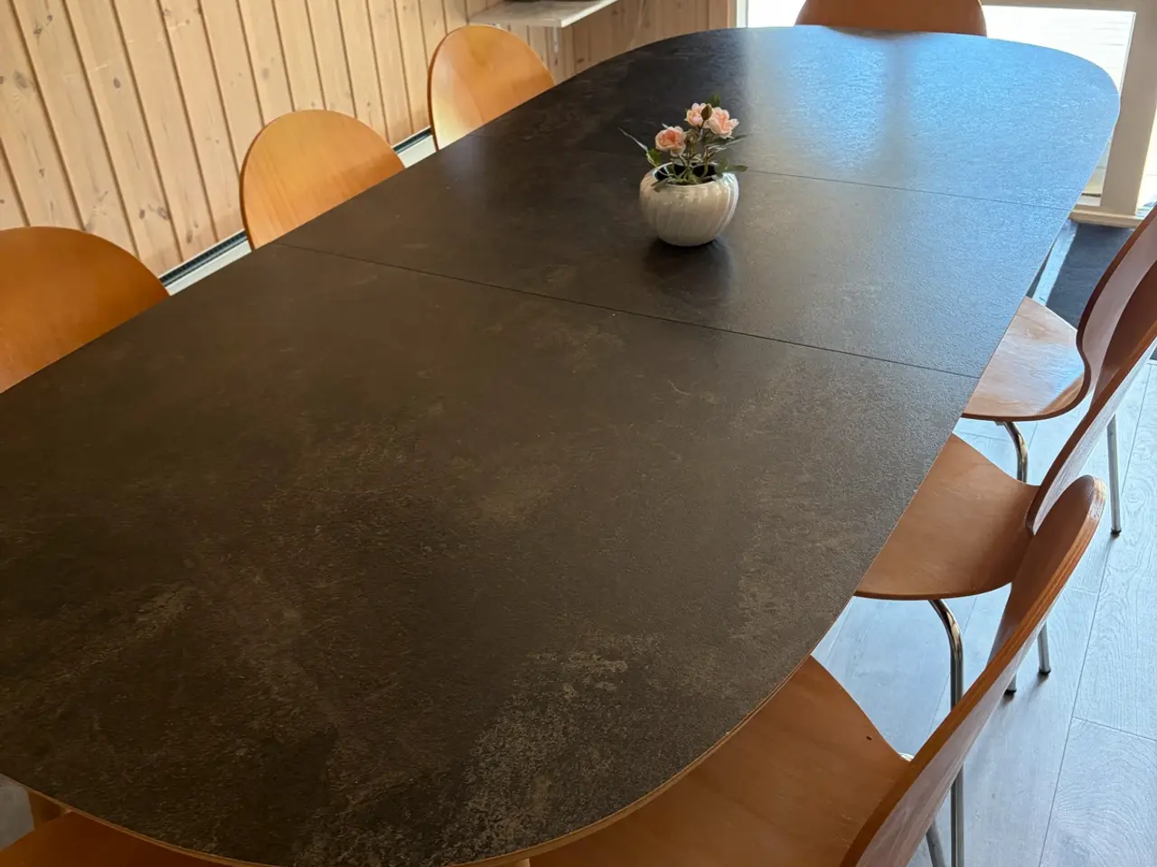 Billede 1 - Velholdt Spisebord med 2 tillæg plader