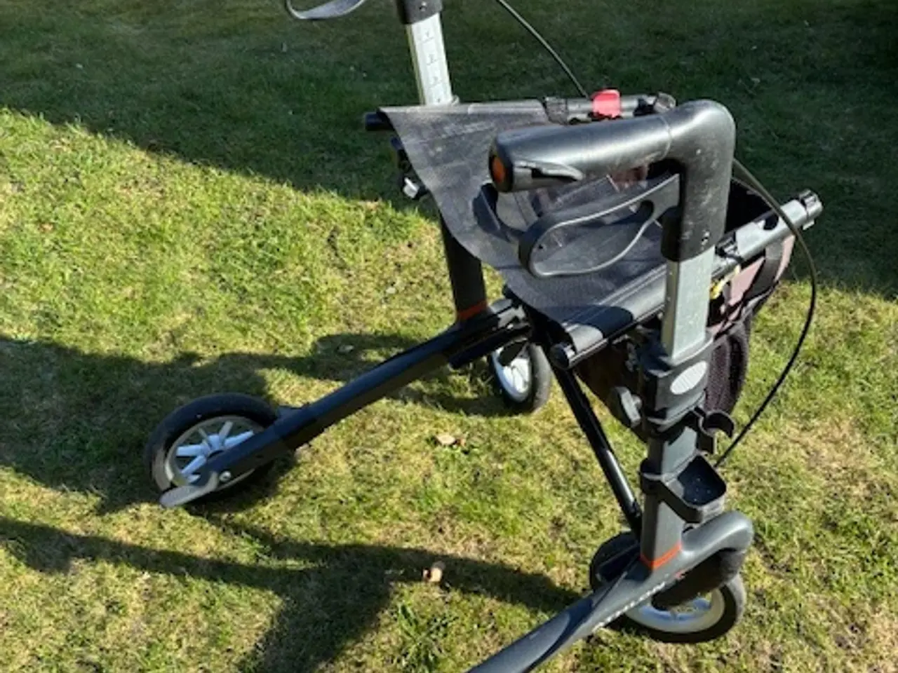 Billede 1 - Stærk rollator, som er god udendørs