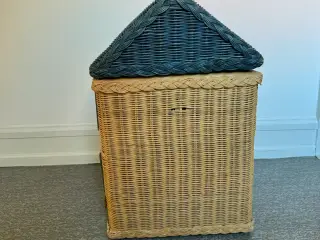 Vintage flettede legetøjskasse fra House of Toys