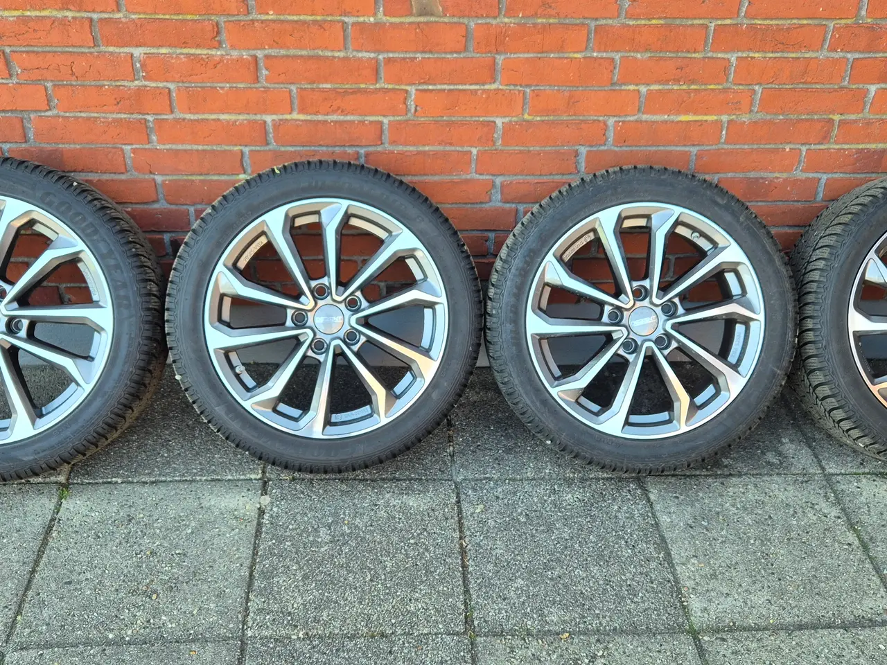 Billede 1 - Komplet vinterhjul på alufælge 225/45 R17