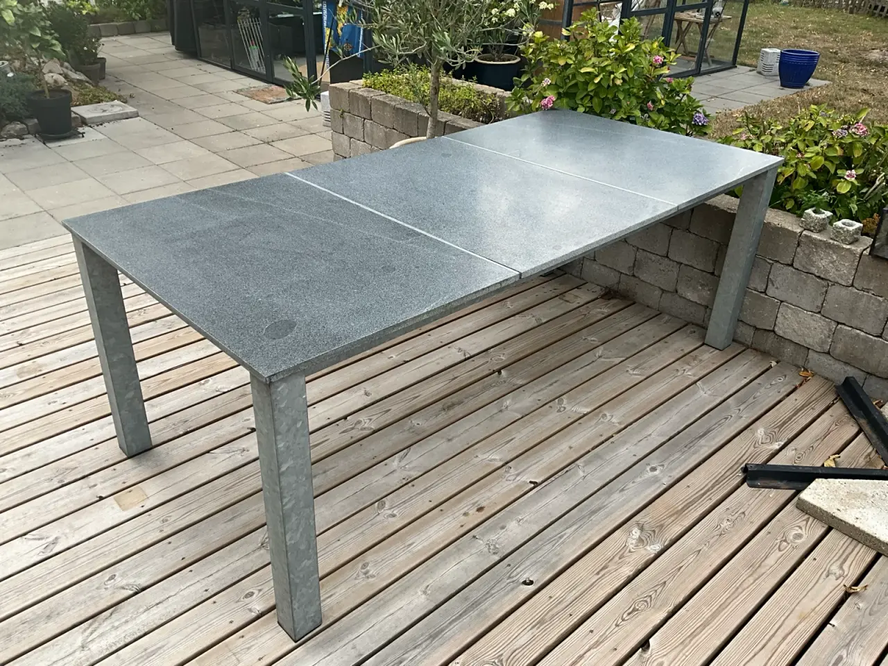 Billede 2 - med granitbordplade, Solidt og vedligeholdelsesfri