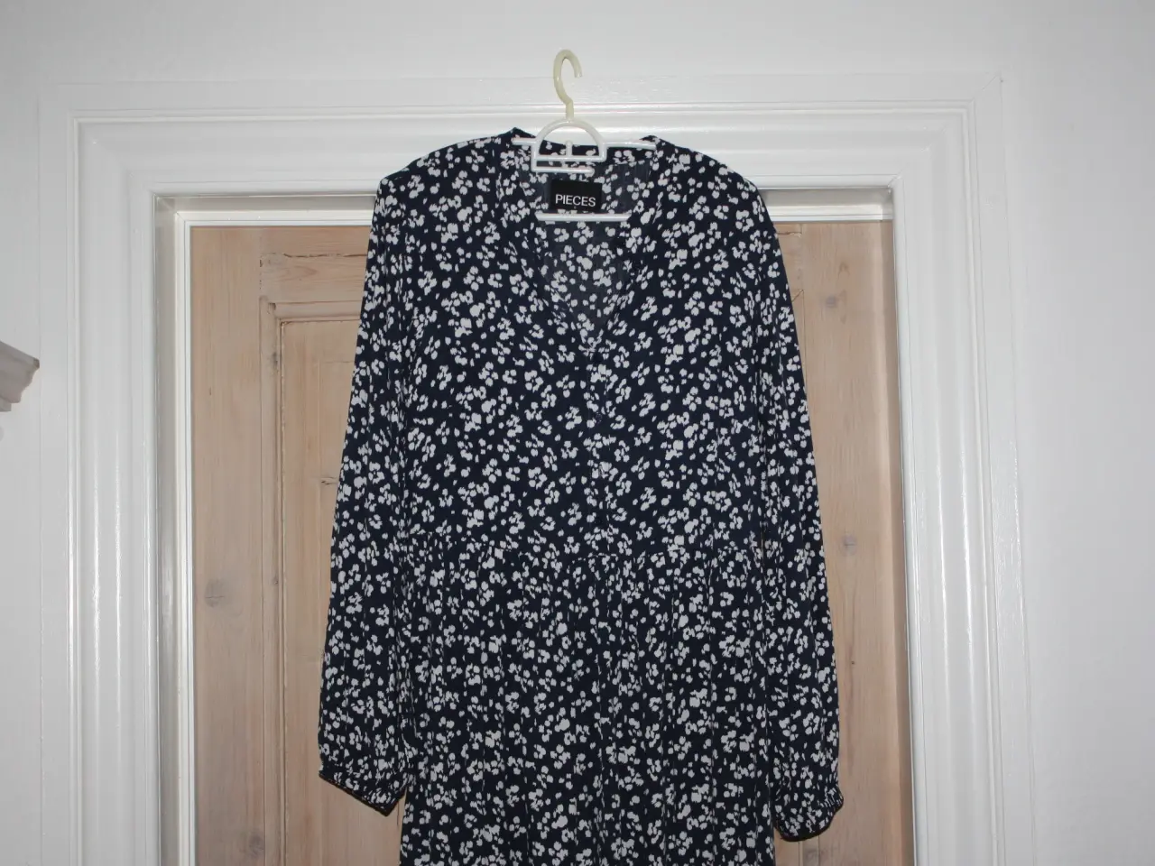 Billede 3 - Pieces kjole str. S Viskose  som ny