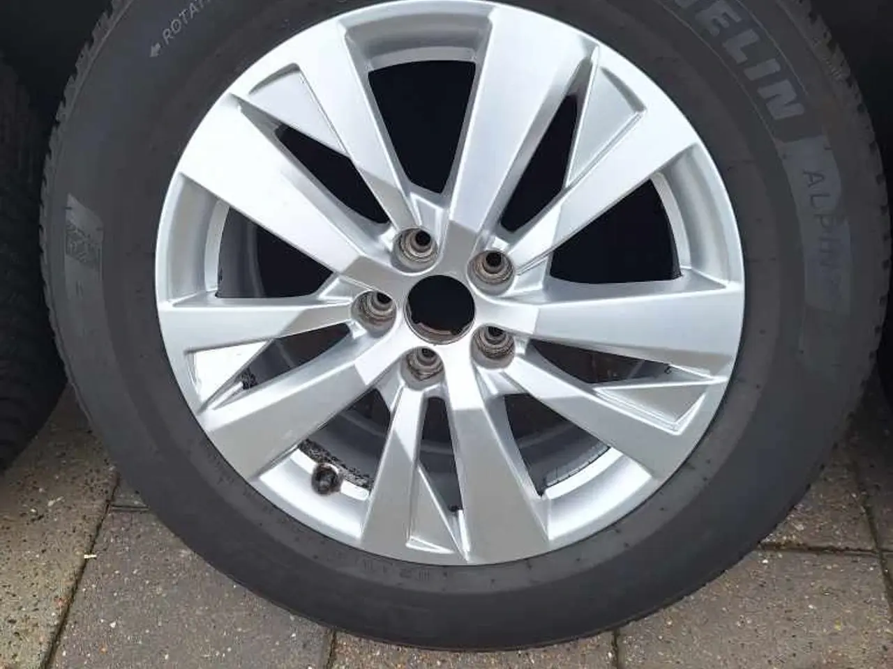 Billede 1 - Dæk med alufælg