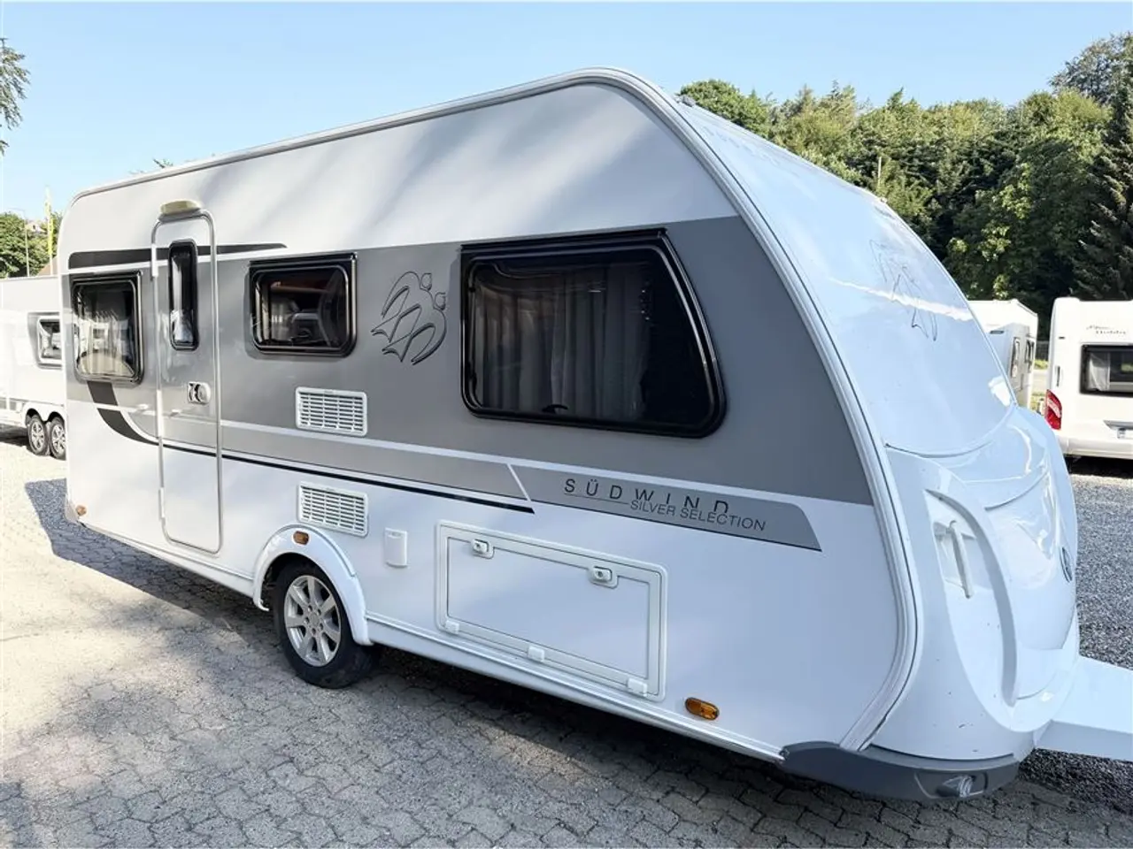 Billede 2 - 2016 - Knaus Südwind Silver Selection 460 EU Enkeltsenge-Lamel-Gulvtemp.-Telt
