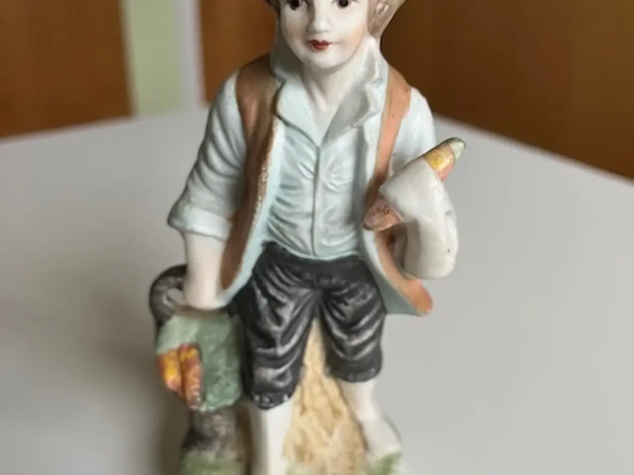Billede 1 - DRENGEFIGUR MED HAT OG KURV