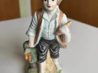 DRENGEFIGUR MED HAT OG KURV