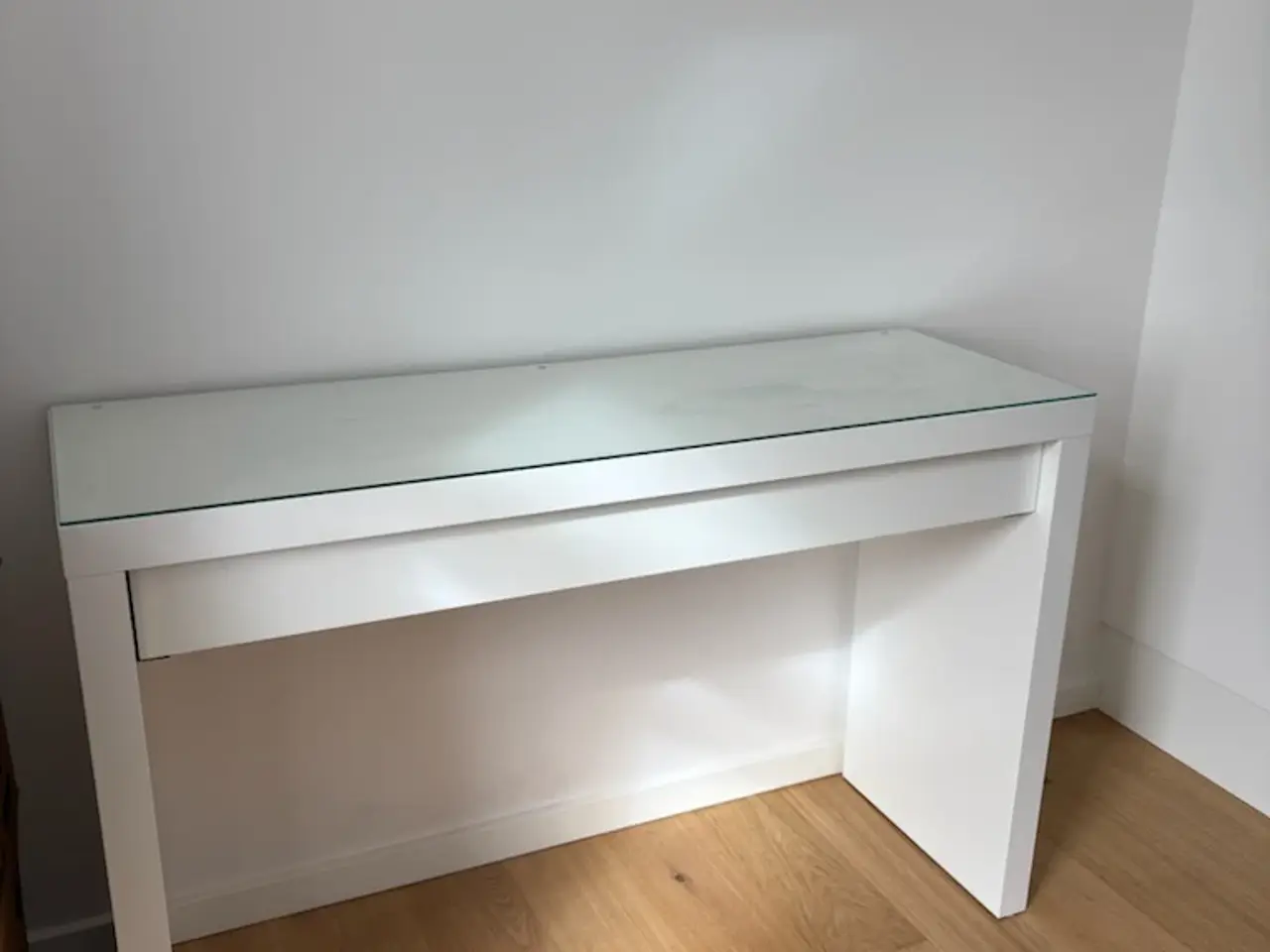 Billede 2 - IKEA MALM sminkebord med skuffe og glasplade