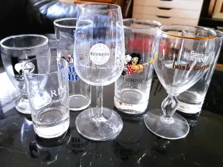 6 ØLGLAS, VINGLAS, COCTAILGLAS 15kr/Stk