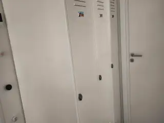 Tre fløjet stålskab. Hvidt