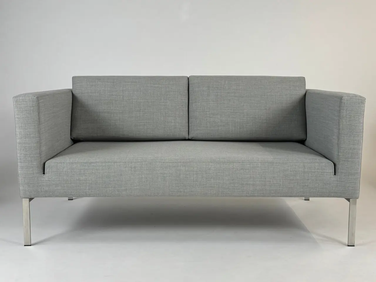 Billede 3 - +HALLE Globe Two Sofa – Grå med Krom Stel