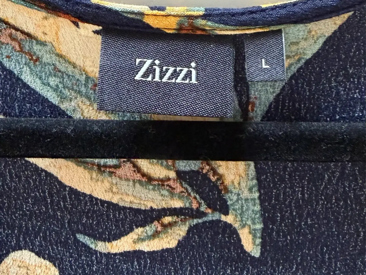 Billede 2 - Zizzi midikjole, sort med print af blomster