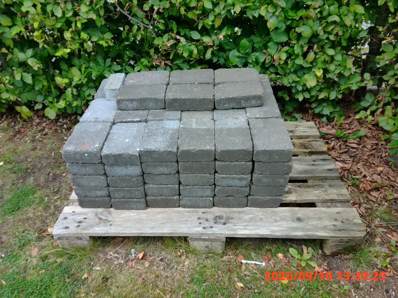 Billede 1 - Stak grå betonfliser på palle