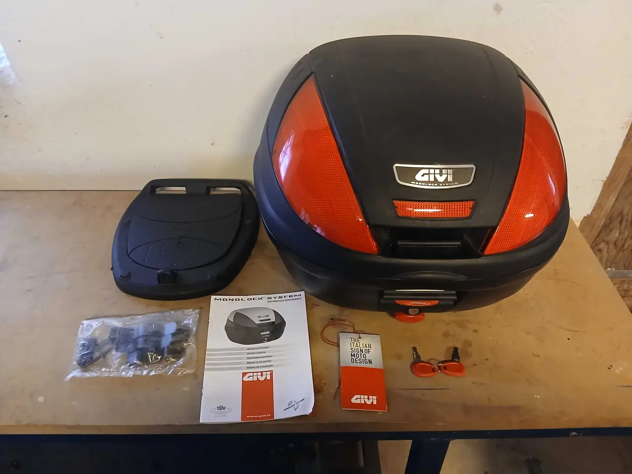Billede 1 - Givi topboks sort/rød til motorcykel eller scooter