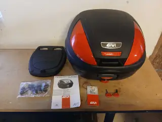 Givi topboks sort/rød til motorcykel eller scooter