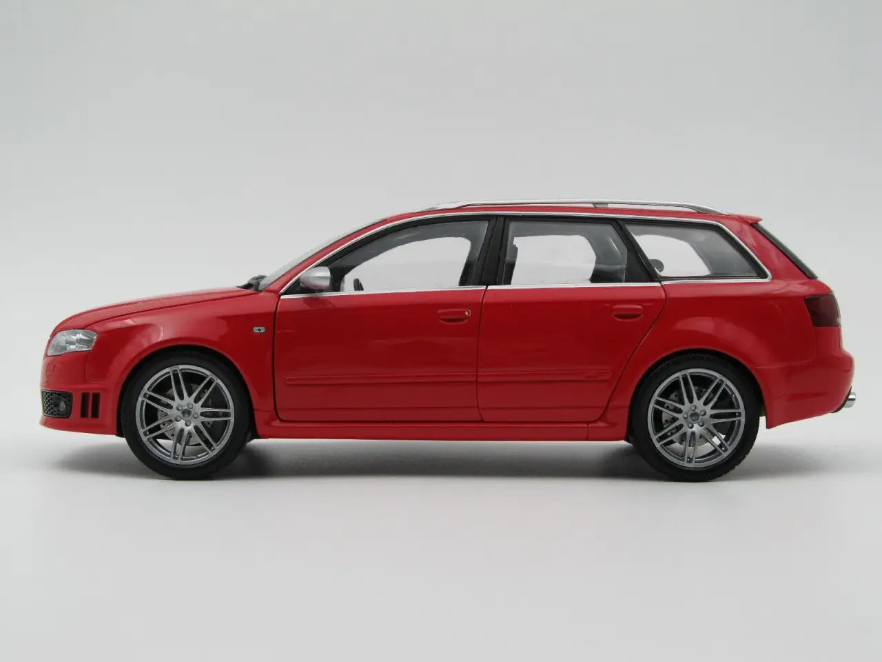 Billede 3 - 2006 Audi RS4 Avant B7 MINICHAMPS - 1:18