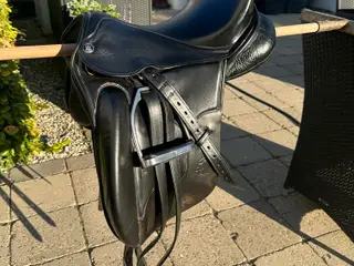 Hennig Dressursadel 17" incl. tilbehør sælges