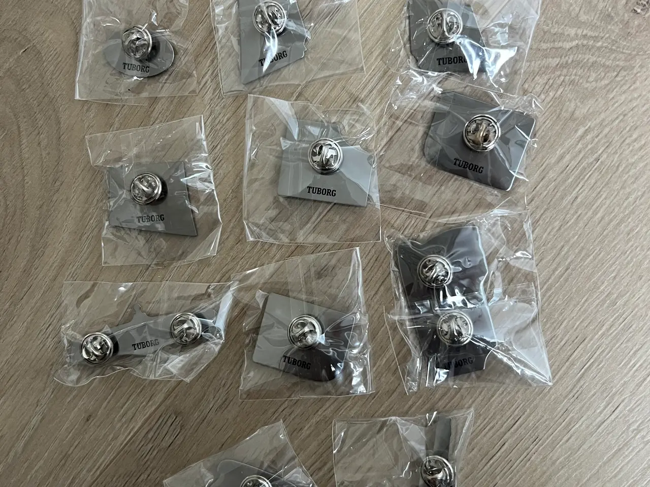 Billede 5 - Samling af 11 Tuborg pins og badges