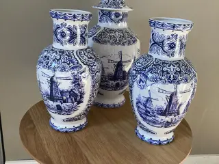 Titel:   3 stk.blå/hvide porcelænskrukker med låg