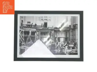 Sort billedramme med fotos af arbejdere (str. 21x29,7 cm)