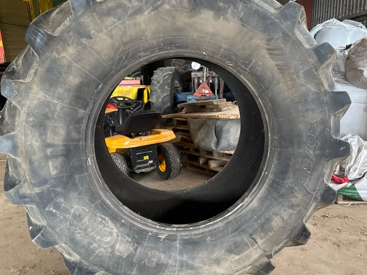 Billede 4 - Michelin 650/85 R238 traktordæk, 2 stk