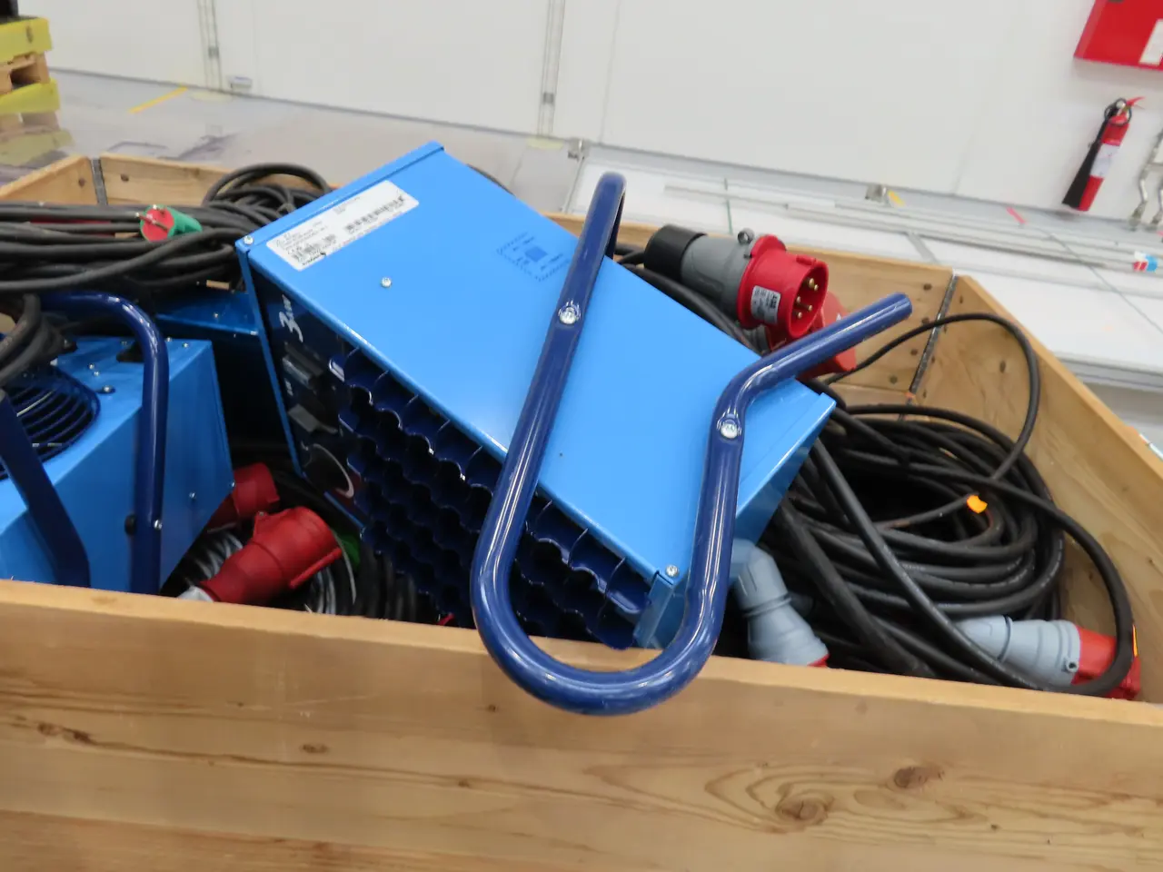 Billede 5 - Palle med kraftforlængerkabler, byggepladstavle, varmeblæsere m.m.