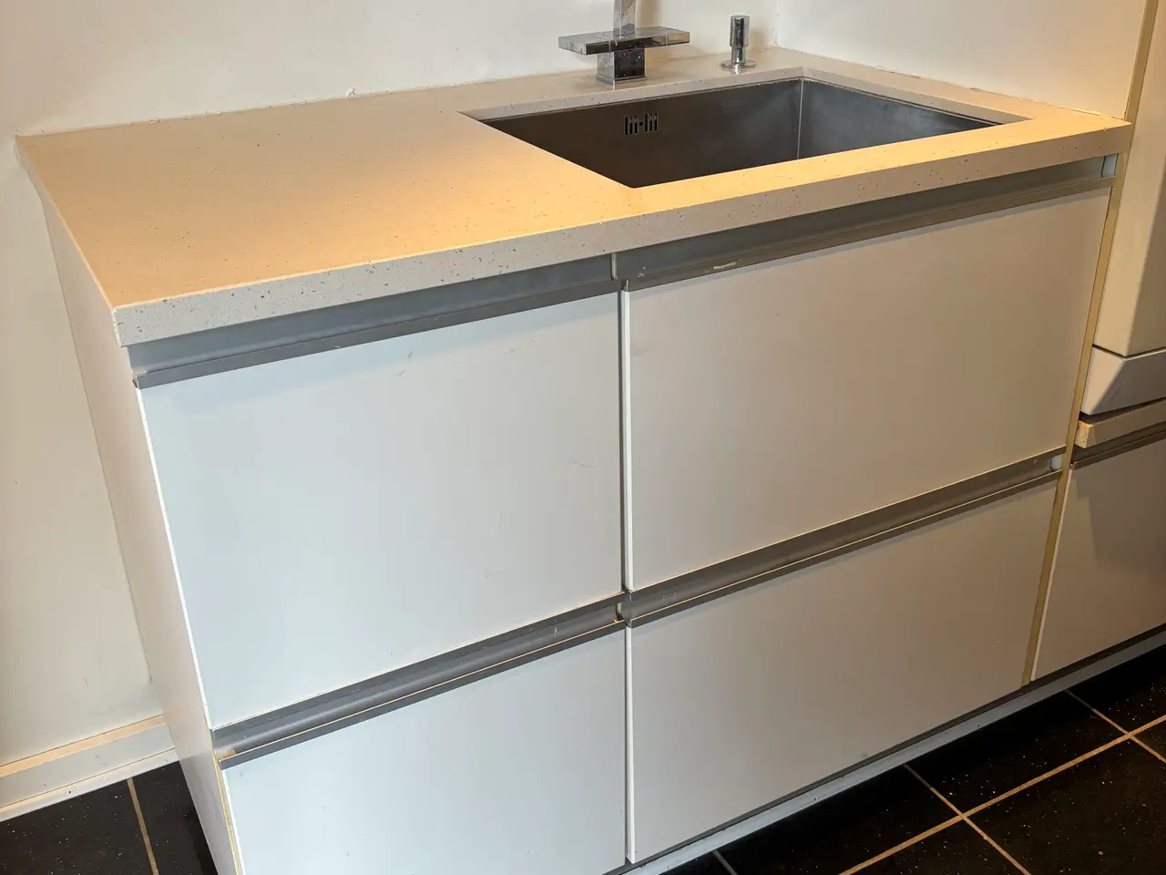 Billede 2 - Bordplade granit med vask og vandhane 
