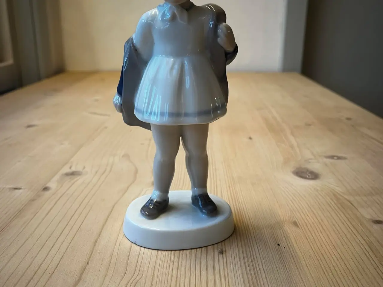 Billede 1 - B & G "Pige tager blå jakke af" nr. 2387