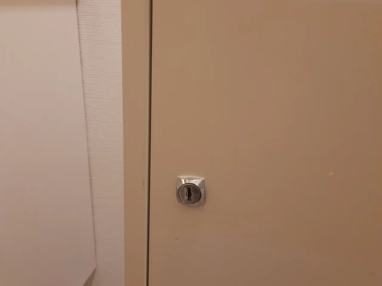 Billede 5 - Væghængt stålskab 
