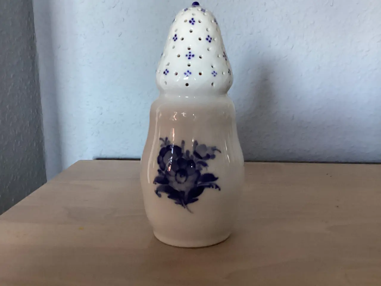 Billede 1 - Kgl. porcelæn, Blå blomst Sukkerstrøer sælges.
