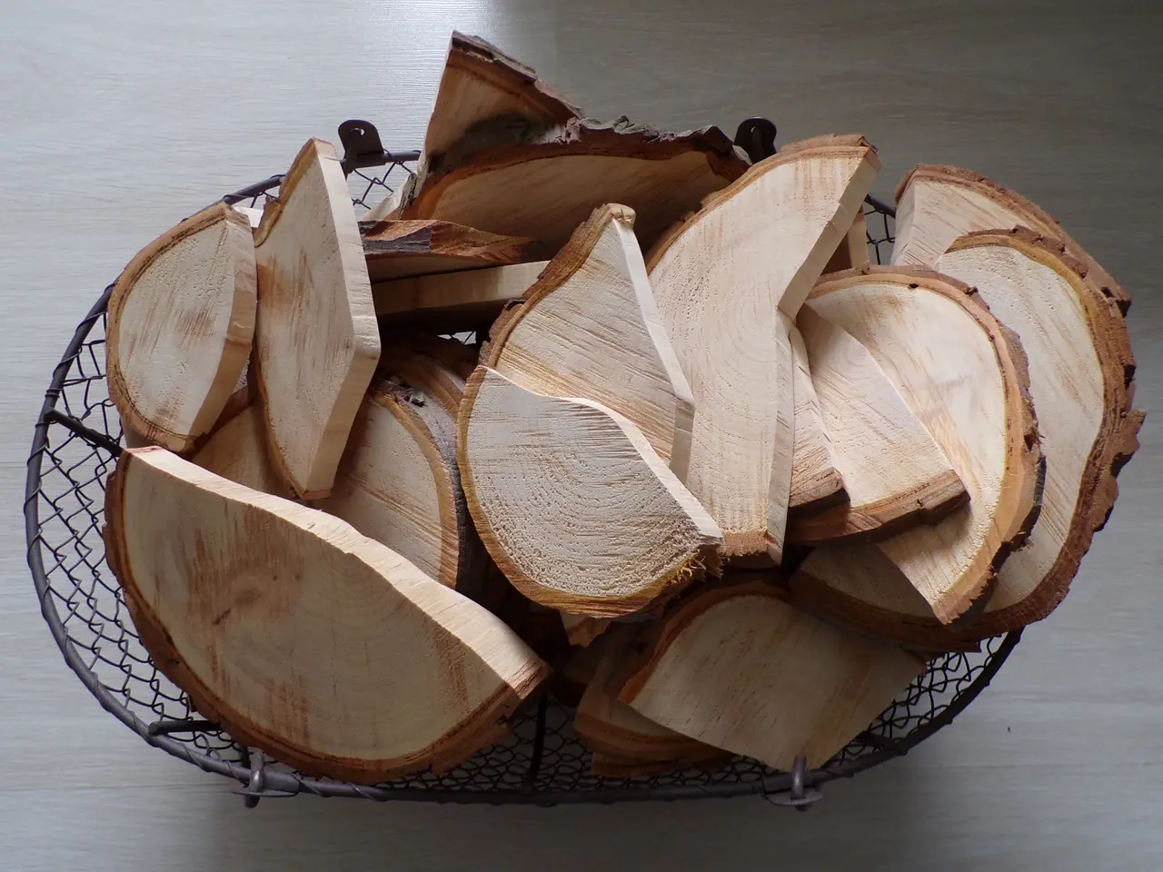 Billede 3 - 20 assorterede Thuja Træskiver med bark
