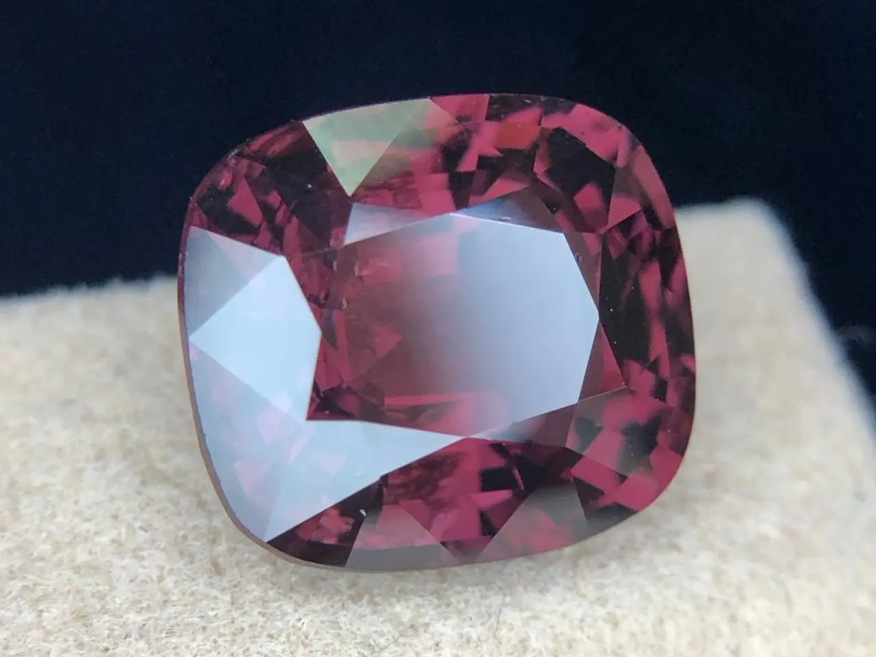 Billede 1 -  Rød, Lilla Spinel - 7.34 ct