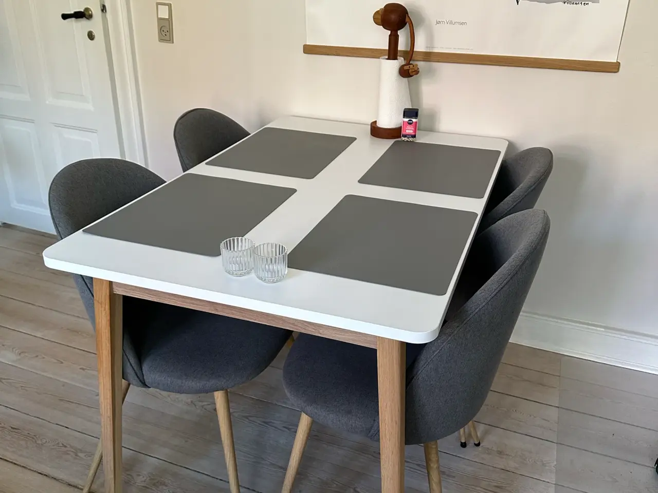 Billede 1 - Spisebord med stole