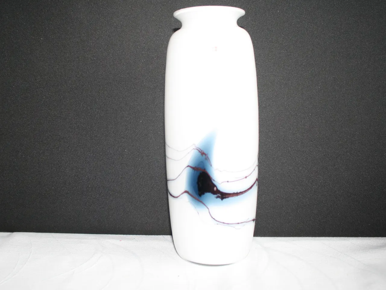 Billede 1 - Atlantis vase, opalhvid med blålig dekoration