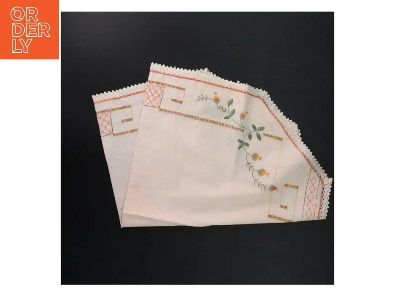 Billede 1 - Broderet dug (str. 48x68 cm)