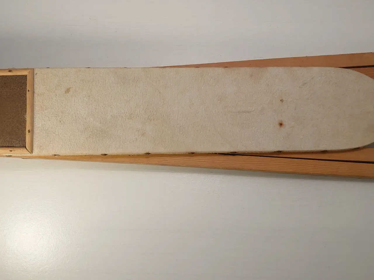 Billede 5 - Gammelt børne strygebræt. H44,5cm, L60cm.