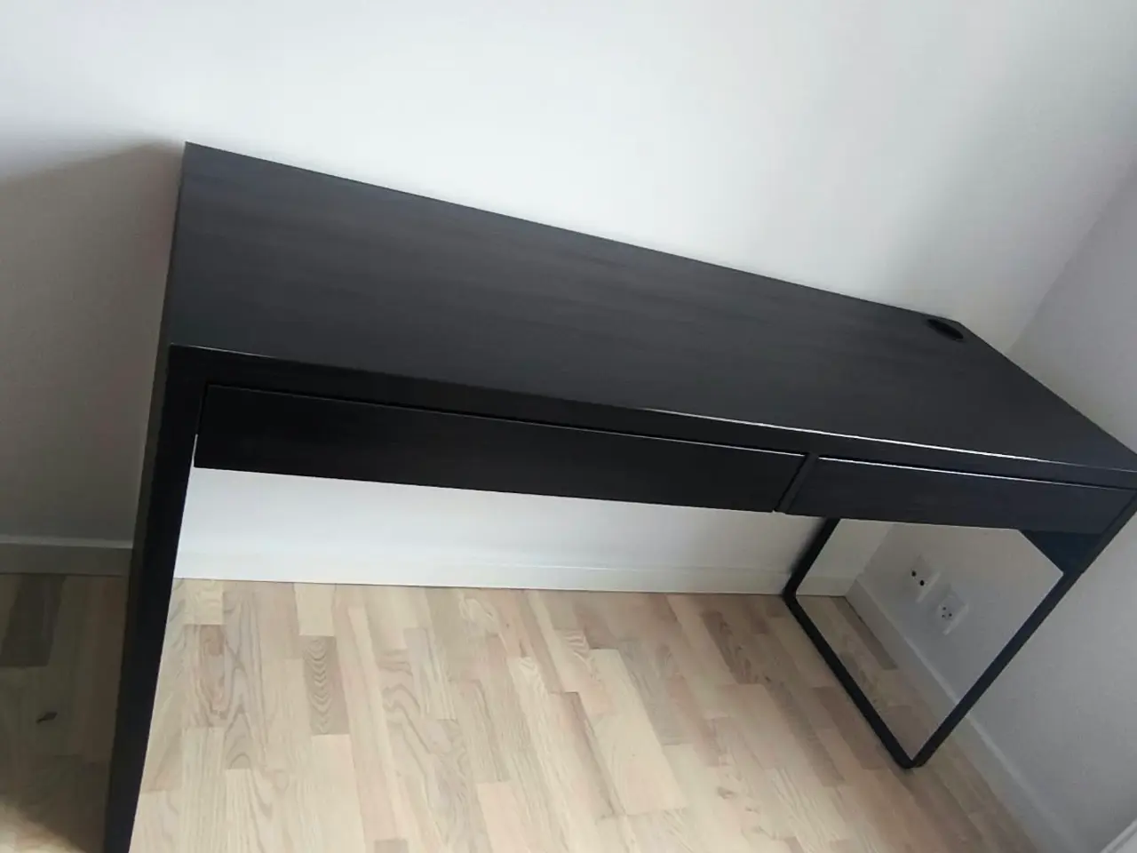 Billede 1 - IKEA MICKE skrivebord 142x50 cm – sortbrun