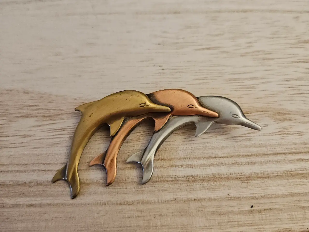 Billede 1 - Broche med tre delfiner 