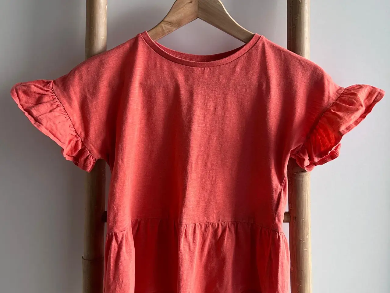 Billede 1 - Name it t-shirt med flæseærmer, str. 134-140